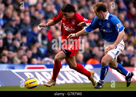 Soccer - FA Barclays Premiership - Birmingham City / Liverpool - St Andrews.Le Milan Baros de Liverpool (l) prend le Stephen Clemence de Birmingham City Banque D'Images