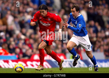 Soccer - FA Barclays Premiership - Birmingham City / Liverpool - St Andrews.Le Milan Baros de Liverpool (l) prend le Stephen Clemence de Birmingham City Banque D'Images