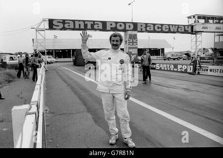 Sammy Miller, une star américaine de course de dragsters de 34 ans, se lance devant les fans du circuit de Santa Pod dans le Bedfordshire après sa tentative infructueuse d'atteindre le seuil de 300 km/h de sa fusée « Vanishing point ».Sammy, qui a atteint 360 km/h en Amérique, a seulement géré 265 km/h, couvrant la distance d'un quart de mille en 4.43 secondes. Banque D'Images