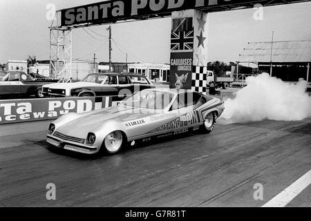 Sammy Miller, 34 ans, du New Jersey, États-Unis, au volant de sa roquette « Vanishing point » au circuit de Santa Pod, dans le Bedfordshire. Il effectue une course d'essai pour tenter de battre le record de 300 km/h. Banque D'Images