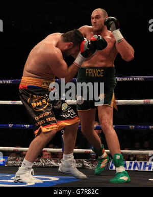 Tyson Fury (à droite) en action contre Christian Hammer dans leur WBO International Heavyweight Championship bout à l'O2 Arena, Londres. Banque D'Images