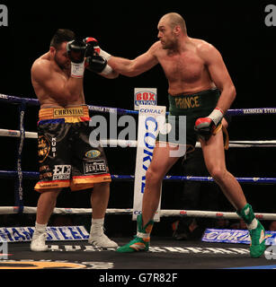 Tyson Fury (à droite) en action contre Christian Hammer dans leur WBO International Heavyweight Championship bout à l'O2 Arena, Londres. Banque D'Images