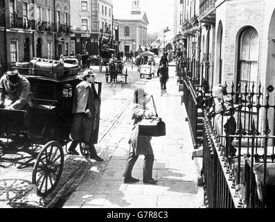 Victorian Baker Street est recréée aux Pinewood Studios, tandis que Robert Stephens, en tant que Sherlock Holmes, émerge d'un taxi Hansom, tandis que le Dr Watson (Colin Blakely) accueille Mme Hudson. Banque D'Images