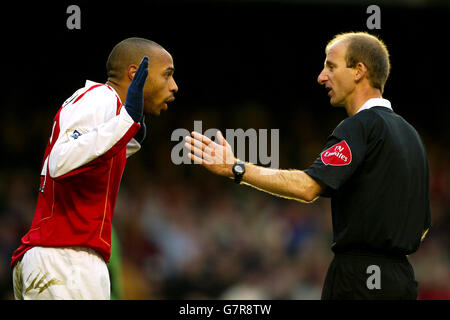 Thierry Henry d'Arsenal se défend avec l'arbitre Mike Riley après lui l'objectif a été refusé Banque D'Images