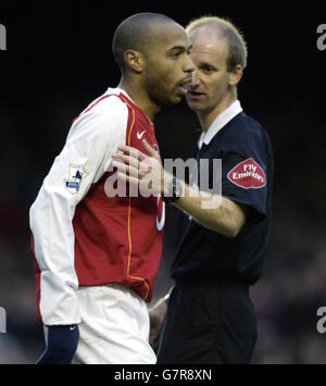 Football - coupe FA - Arsenal / Wolverhampton Wanderers - Highbury.Thierry Henry d'Arsenal est malheureux après que l'arbitre Mike Riley a rejeté son but Banque D'Images