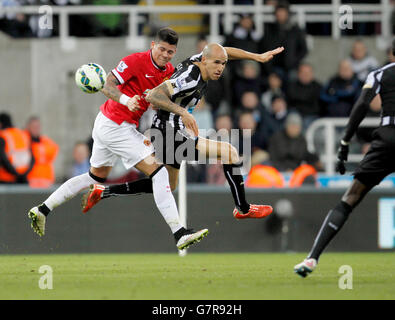 Marcos Rojo de Manchester United défie Gabriel Obertan de Newcastle United lors du match de la Barclays Premier League à St James' Park, Newcastle. Banque D'Images