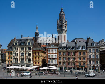 LILLE, FRANCE - 08 JUIN 2014 : vue sur les bâtiments qui bordent la Grand place et la Tour de l'horloge de l'ancien immeuble de la Bourse (Vieille Bourse ) Banque D'Images