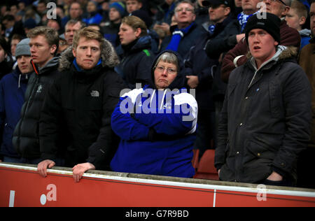 Football - Barclays Premier League - Stoke City / Everton - Britannia Stadium.Les fans d'Everton ont débarragé dans les tribunes lors du match de la Barclays Premier League au Britannia Stadium, Stoke. Banque D'Images