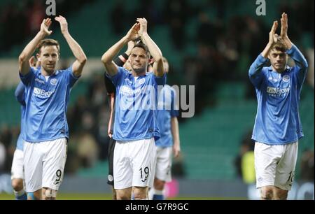 Les joueurs de St Johnstone (de gauche à droite) Steven MacLean, Gary Miller et Murray Davidson célèbrent à temps plein lors du match Scottish Premiership au Celtic Park, Glasgow. Banque D'Images