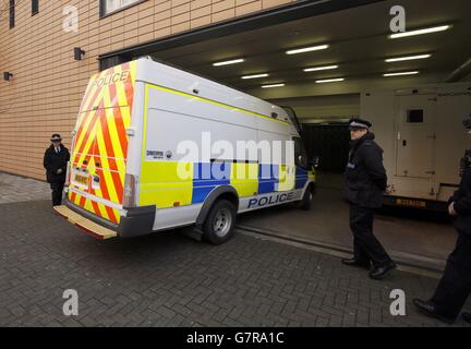 Un camion de police censé porter Nathan Matthews arrive au tribunal de la magistrature de Bristol, à Bristol, où il devait comparaître accusé du meurtre de sa belle-sœur Becky Watts. Banque D'Images