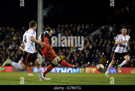 Football - Championnat Sky Bet - Fulham / AFC Bournemouth - Craven Cottage.Le Brett Pitman d'AFC Bournemouth marque ses côtés au troisième but du jeu Banque D'Images