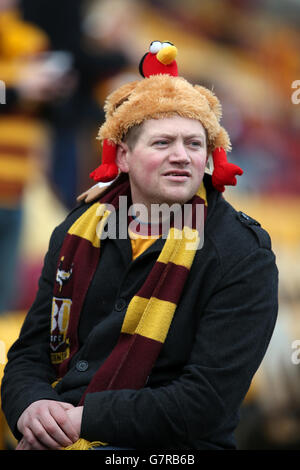 Un fan de Bradford City montre son soutien dans les stands avant le match lors du sixième tour de la coupe FA à Valley Parade, Bradford. Banque D'Images