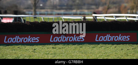 Courses hippiques - Hippodrome de Southwell. La marque Ladbrokes sur l'obstacle final Banque D'Images