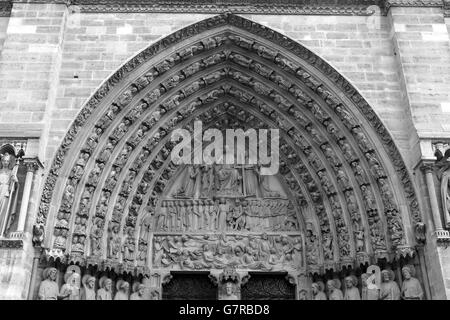 Stock de voyage - Paris.Détail d'une porte à la cathédrale notre-Dame de Paris, France. Banque D'Images