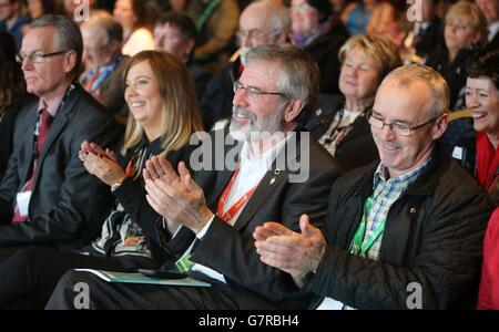 Gerry Adams de Sinn Fein (2e à droite) et Gerry Kelly (à gauche) assistent à une allocution de bandmen loyalistes lors d'une rencontre des marginaux du Sinn Fein ARD Fheis au Millenium Forum, à Londonderry. Banque D'Images
