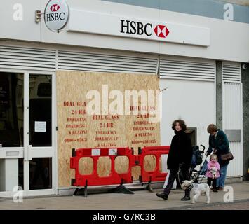 HSBC Bank dans le centre-ville de Gillingham, après que les voleurs tentent de voler les points de caisse dans trois banques de la ville en utilisant les digesteurs JCB. Banque D'Images