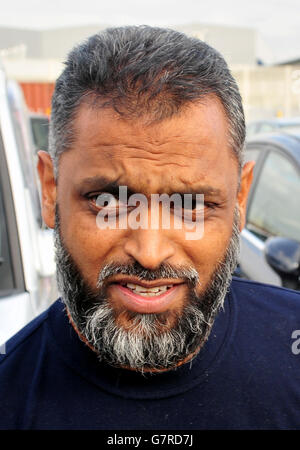 Moazzam Begg, ancien détenu de la baie de Guantanamo, devant la prison de haute sécurité de Belmarsh, dans le sud de Londres, après avoir quitté la prison lorsqu'une série d'accusations terroristes liées à la guerre civile en Syrie ont été abandonnées de façon spectaculaire. ... Moazzam Begg court affaire ... 01-10-2014 ... LONDRES ... ROYAUME-UNI ... Le crédit photo devrait se lire comme suit : Nick Ansell/PA Wire. Référence unique n° 21072603 ... Date de la photo: Mercredi 1er octobre 2014. Begg, âgé de 46 ans, a été formellement acquitté quelques jours avant que son procès ne commence à Old Bailey après que « de nouveaux documents » aient été mis à mal l'affaire. Voir PA Story COURTS Begg. Photo Banque D'Images