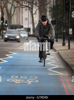 Le maire de Londres Boris Johnson arrive à la base navale de Westminster à Londres, sur une autoroute à vélo, où il a lancé la nouvelle agence sportive London Sport. Banque D'Images