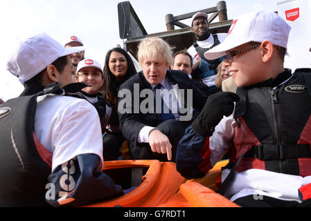 Le maire de Londres Boris Johnson lance la nouvelle agence sportive London Sport, à la base navale de Westminster à Londres, où il a rencontré des écoliers qui apprennent à faire du kayak. Banque D'Images