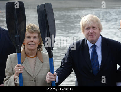 Le maire de Londres Boris Johnson et le député de Kate Hoey (le commissaire au sport du maire) lancent la nouvelle agence sportive London Sport, à la base navale de Westminster à Londres, où ils ont rencontré des écoliers qui apprenaient à faire du kayak. Banque D'Images