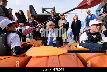 Le maire de Londres Boris Johnson lance la nouvelle agence sportive London Sport, à la base navale de Westminster à Londres, où il a rencontré des écoliers qui apprennent à faire du kayak. Banque D'Images