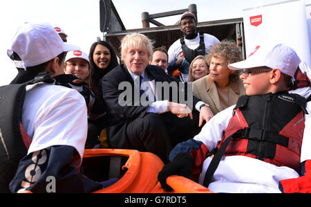 Le maire de Londres Boris Johnson et le député de Kate Hoey (le commissaire au sport du maire) lancent la nouvelle agence sportive London Sport, à la base navale de Westminster à Londres, où ils ont rencontré des écoliers qui apprenaient à faire du kayak. Banque D'Images