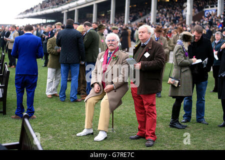 Courses hippiques - 2015 Cheltenham Festival - Ladies Day - Cheltenham Racecourse.Les Racegoers s'imprégnent de l'atmosphère à l'hippodrome de Cheltenham, à l'occasion de la Ladies Day Banque D'Images