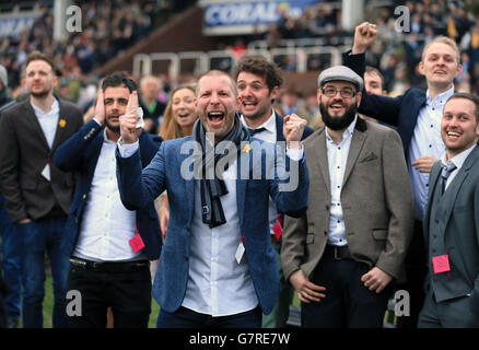 Les Racegoers applaudissent leur cheval dans le Glenfarclas handicap Steeple Chase (CHASE) Banque D'Images