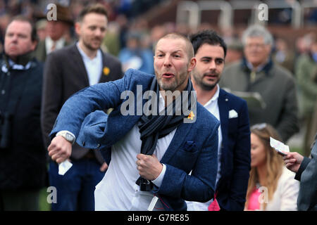 Les Racegoers applaudissent leur cheval dans le Glenfarclas handicap Steeple Chase (CHASE) Banque D'Images