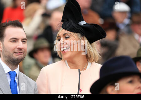 Courses hippiques - 2015 Cheltenham Festival - Ladies Day - Cheltenham Racecourse.Les Racegoers s'imprégnent de l'atmosphère à l'hippodrome de Cheltenham, à l'occasion de la Ladies Day Banque D'Images