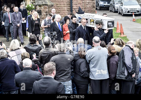 Le visage décoré et le cercueil à chapeau de Steve Strange est sorti de l'église All Saints, Porthcawl, pays de Galles par des membres du Ballet Spandau, y compris Gary Kemp (centre), et Boy George (droite), où les funérailles de la pop star des années 80 ont eu lieu. Banque D'Images