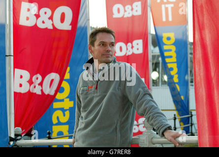 Meteorologue allemand Dr Meeno Schrader attendant le retour de la yachtswoman Ellen MacArthur qui pourrait devenir la personne la plus rapide pour faire le tour du monde dans un yacht. L'homme épuisé de 28 ans de Cowes sur l'île de Wight devrait passer la ligne d'arrivée au large d'Ushant, France dans son B&Q trimaran de 75 pieds vers minuit GMT ce soir. Si elle le fait, elle aura parcouru 27,000 miles dans le monde en 71 jours et 15 heures, ce qui a été plus long que le record établi par Francis Joyon d'environ un jour et sept heures. Banque D'Images