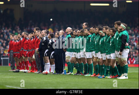 L'Irlande et le pays de Galles se sont mis en file pour les hymnes avant le match des RBS 6 Nations au Millennium Stadium de Cardiff. Banque D'Images