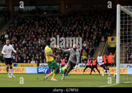 Cameron Jerome, de Norwich City, marque le premier but du match. Banque D'Images