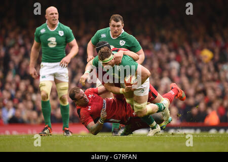 Jamie Heaslip, de l'Irlande, est attaqué par Jamie Roberts et Luke Charteris, du pays de Galles, lors du match des RBS 6 Nations au Millennium Stadium de Cardiff. Banque D'Images