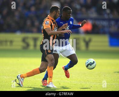 Jeffrey Schlupp (à droite) de Leicester City et Ahmed Elmohamady de Hull City se battent pour le ballon lors du match de la Barclays Premier League au King Power Stadium de Leicester. Banque D'Images