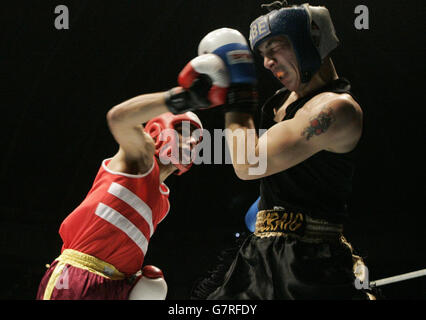 Amir Khan (L) fait un coup de poing sur Craig Watson pendant le combat de poids-lourd de East Lancashire Divisionnaires. Banque D'Images