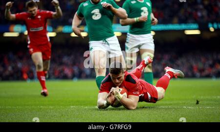 Scott Williams, du pays de Galles, a fait son premier essai lors du match des RBS 6 Nations au Millennium Stadium de Cardiff. Banque D'Images