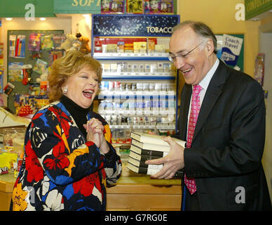 Le chef conservateur Michael Howard rencontre Barbara KNOX, star de Coronation Street, lors de son voyage à Manchester. Banque D'Images