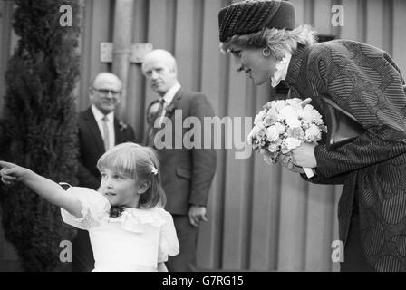 Après que Kathryn Barnes, quatre ans, ait présenté une posy à la princesse de Galles, le visiteur royal a posé une question à la petite fille au sujet de sa mère. Kathryn a fait remarquer que son « Maman est là-bas ». L'incident s'est produit lorsque la princesse et le prince Charles ont visité l'exposition d'affaires du West Lancashire au Skelmersdale Sport Centre, où le prince a officiellement ouvert l'exposition. Banque D'Images