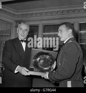 Amiral de la flotte Earl Mountbatten de Birmanie présentant le trophée du gagnant au lieutenant Eric Tabarly de la Marine française lors du dîner de remise des prix pour la Transatlantic Yacht Race 1964 à main unique. Le lieutenant Tabarly a navigué son embarcation Pen-Duick II de Plymouth, Devon, à Newport, Rhode Island, en 27 jours, 3 heures et 46 minutes. Banque D'Images