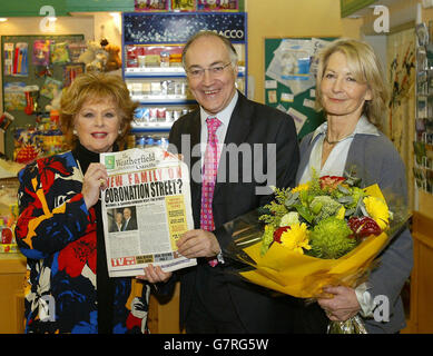 Michael Howard visite l'ensemble de Coronation Street Banque D'Images