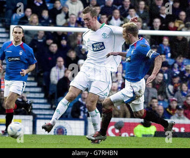 Steven Whittaker (à gauche) d'Hibernian et Fernando Ricksen de Rangers in action Banque D'Images