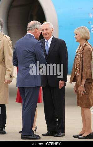 Le prince de Galles est accueilli par le gouverneur et première dame du Kentucky, Steve et Jane Beswear, alors que lui et la duchesse de Cornwall arrivent à l'aéroport international de Louisville, Kentucky, le dernier jour de leur visite aux États-Unis. Banque D'Images