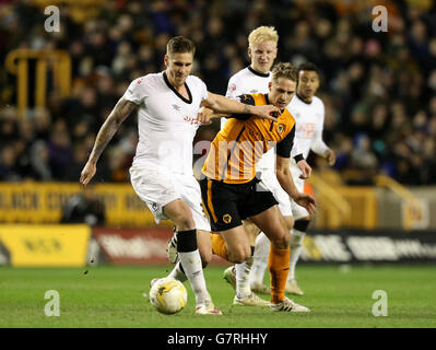 Football - Championnat Sky Bet - Wolverhampton Wanderers / Derby County - Molineux Stadium.Raul Albentosa du comté de Derby (à gauche) et David Edwards de Wolverhampton Wanderers se battent pour le ballon Banque D'Images