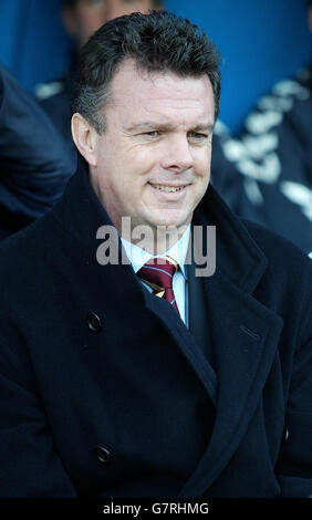 Football - FA Barclays Premiership - Portsmouth / Aston Villa - Fratton Park.David O'Leary, directeur de la Villa Aston, observe son côté de la musique de Portsmouth Banque D'Images