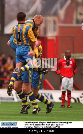 Football: FA Carling Premiership Nottingham Forest v Southampton.Les joueurs de Southampton mob buter Jim Magilton après qu'il ait marqué le premier but contre Forest Banque D'Images