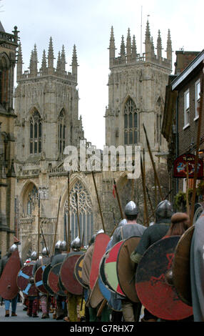 Jorvik Viking Festival - York. Les guerriers viking défilant dans les rues. Banque D'Images