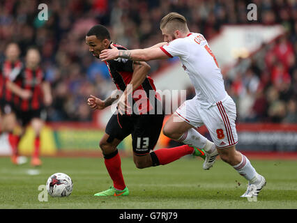 Callum Wilson de l'AFC Bournemouth et Adam Clayton de Middlesbrough en action pendant le match du championnat Sky Bet à Dean court, à Bournemouth. Banque D'Images