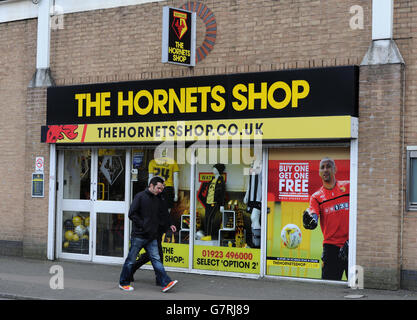 Football - Championnat Sky Bet - Watford / Ipswich Town - Vicarage Road. Fans devant la boutique du club à Vicarage Road Banque D'Images